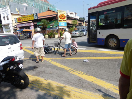 Genau vor meinen Augen fährt ein Moped Fahrer diesen älteren Mann ( in der mitte des Fotos auf der Straße liegend ) auf seinem Fahrrad um der sofort zu Boden fiel und stark blutete.    Polizei war nach wenigen Minuten vor Ort.