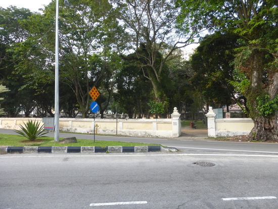 Eingang zum alten Friedhof von Georgetown wo viele Persönlichkeiten Ihre letzte Ruhestätte bekommen haben darunter auch der Gründer von Georgetown Sir Francis Light