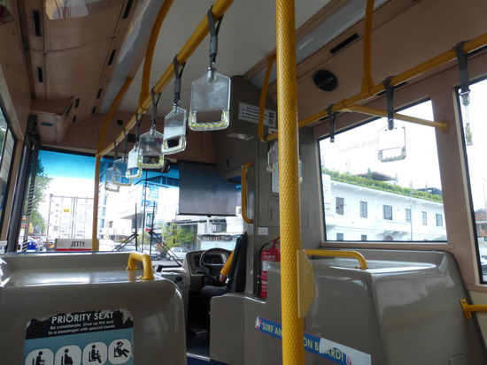 Im Bus zu den Schlangen Tempel - Preis für eine Fahrt 2 RM = 0,45 Euro