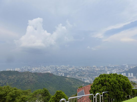 Dieser Blick vom Penang Hügel auf Georgetown erinnert sicher so einige Weltenbummler an den Ausblick vom Victoria Peak auf Hong Kong wenngleich dieser hier in Penang nicht ganz so spektakulär ist.