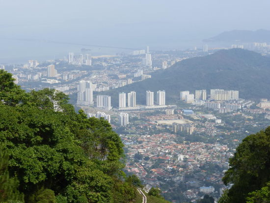 Dieser Blick vom Penang Hügel auf Georgetown erinnert sicher so einige Weltenbummler an den Ausblick vom Victoria Peak auf Hong Kong wenngleich dieser hier in Penang nicht ganz so spektakulär ist.
