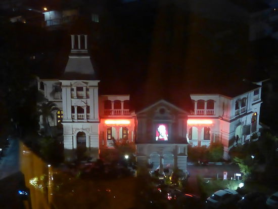 Blick aus meinem Zimmer auf das KFC Restaurant gegenüber am Abend