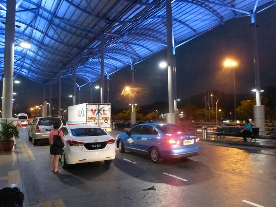Das blaue Taxi hat mich gerade hier am Airport Penang um 6.30 Uhr abgesetzt