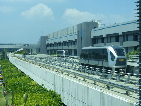 Mit dem Shuttle geht es weiter Richtung Terminal 3 zum Ausgang und zur Metro