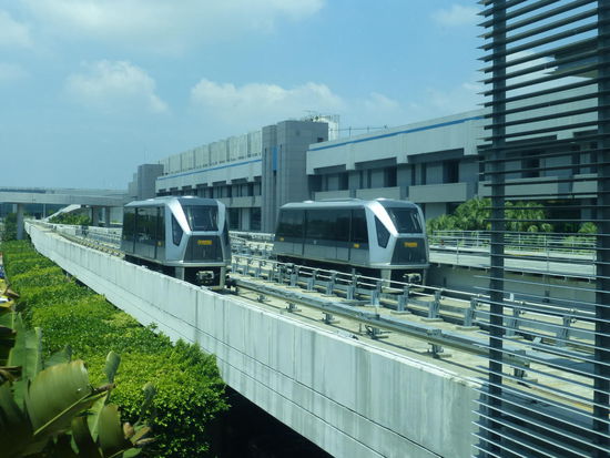 Mit dem Shuttle geht es weiter Richtung Terminal 3 zum Ausgang und zur Metro