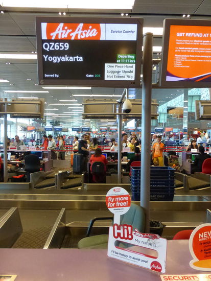 Ankunft im Terminal 1 am Schalter von Air Asia