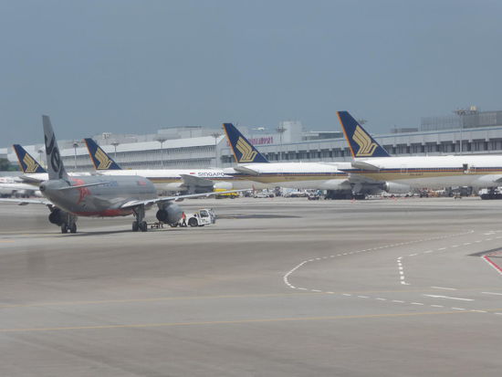 Maschinen der Singapore Airlines am Changi Airport