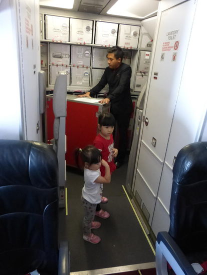 Diese beiden süßen Mädels wollten es absolut nicht einsehen das ihre Mama auch mal auf das WC mußte und sich 3 Minuten nicht um den Nachwuchs kümmern konnte. Die 2 klopften ständig an die Tür und wollten das Ihre Mama wieder raus kommt.  