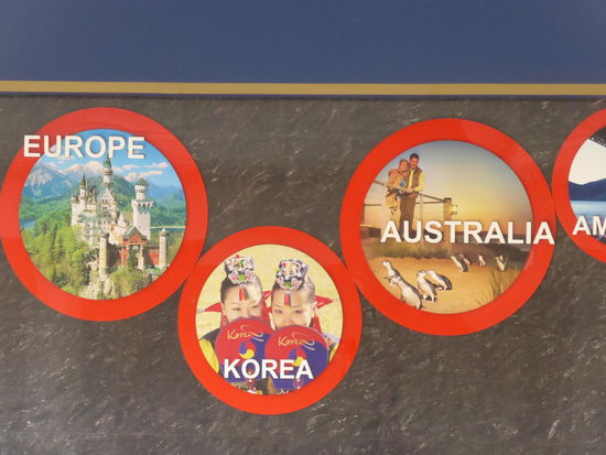 Angebote im Reisebüro gegenüber vom Hotel