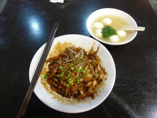 1 Teller Fisch Nudeln für 5 SGD = 2,90 Euro