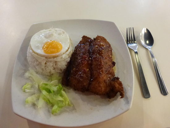 1 Teller Reis mit Ei und Fisch für 5,80 SGD = 3,35 Euro