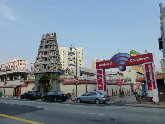 Der wichtigste Tempel der Hindus ist der Sri Mariamman Tempel der nicht etwa in Little India steht sondern hier mitten in Chinatown . Er ist bereits 1830 bis 1843 erbaut worden.