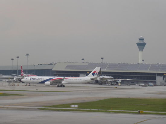Flugfeld am Airport Kuala Lumpur der mit fast 50 Millionen Fluggästen im Jahr 2014 zu den 20 größten und auch zu einen der modernsten Airports der Welt zählt