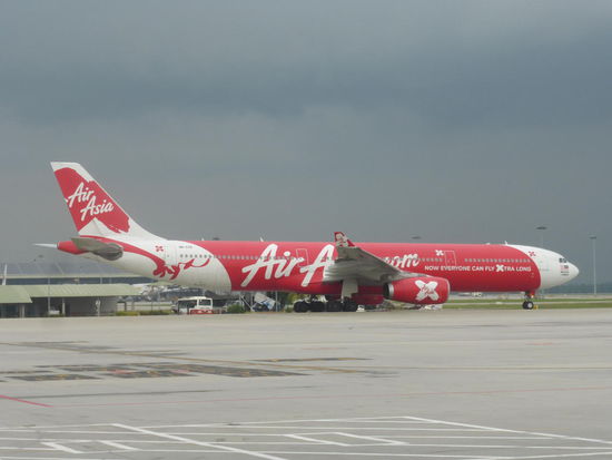 Etwas abgelegen an einen anderen Teil des Airports eine Maschine der Air Asia die zur größten " Billigairline " in Südostasien gehört und trotz des tragischen Flugzeugunglücks des Ablegers " Indonesia Air Asia " mit Flug 8501 am 18. Dezember 2014 das wahrscheinlich durch einen Pilotenfehler verursacht wurde immer noch zu den besten Low - Cost Carrier der Welt gehört und schon mehrfach ausgezeichnet wurde. Beim Absturz dieses Airbus A 320 - 200 in der Javasee auf dem Weg nach Singapur kamen alle 162 Menschen ums Leben.