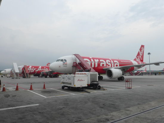 Weitere Maschinen der Air Asia in Kuala Lumpur
