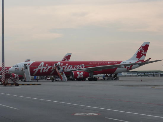 Weitere Maschinen der Air Asia in Kuala Lumpur