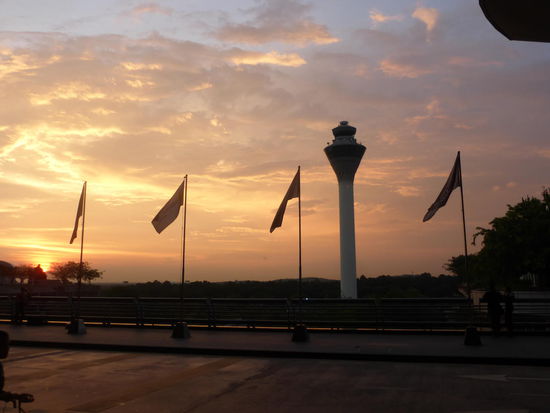 Tower am Airport Kuala Lumpur bei Sonnenuntergang. Er ist mit 130 m  der bis heute zweithöchste der Welt