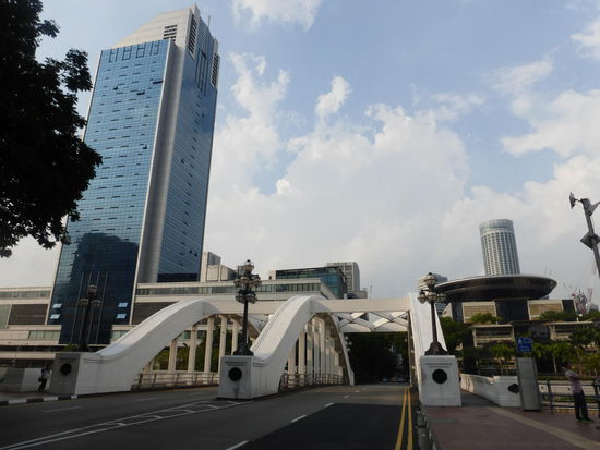 Unweit vom Clarke Quay komme ich hier an der Elgin Brücke vorbei die nach dem Generalgouverneur von Indien vom März 1862 bis November 1863  Lord Elgin benannt ist. Die Brücke wurde 1929 eröffnet wobei es schon seit Mitte des 19. Jh. einen Vorgänger aus Holz und später aus Eisen gegeben hat die wohl die erste Verbindung über den Singapure River war und die Chinesischen Bürger auf der Südseite mit den Indischen auf der Nordseite verbunden hat.