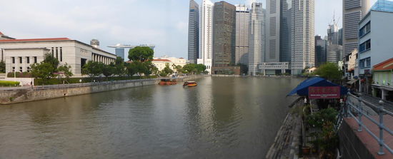 Blick von der Elgin Brücke über den Singapure River