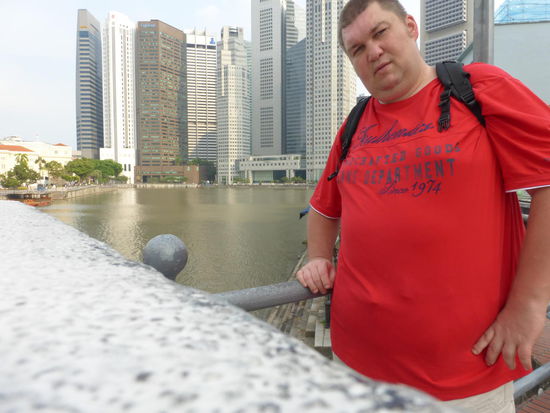 Ich auf der Elgin Brücke mit Singaure River im Hintergrund