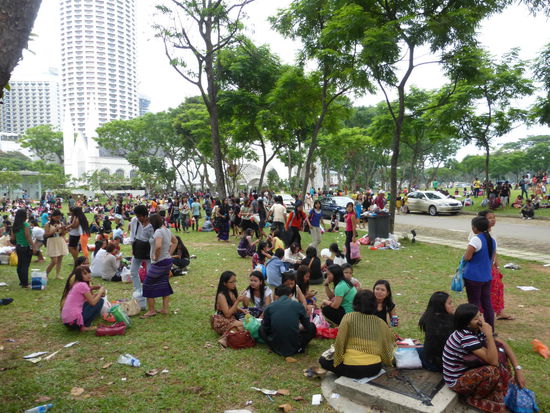 Na wer wird denn da überall seinen Müll zwischen den Besuchern des Parks liegen lassen !!  Ist das nicht strengstens verboten in Singapure ????!!!! 