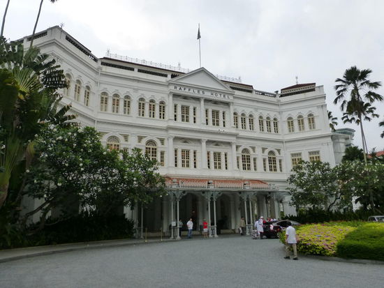 Das Raffles Hotel aus dem Jahr 1887 benannt nach dem Gründer von Singapure Sir Thomas Stamford Raffles ist heute Nationaldenkmal und Weltbekannt und das nicht nur wegen des berühmten " Singapure Sling " den ein Barmann des Hauses um 1910 hier erfunden hat.