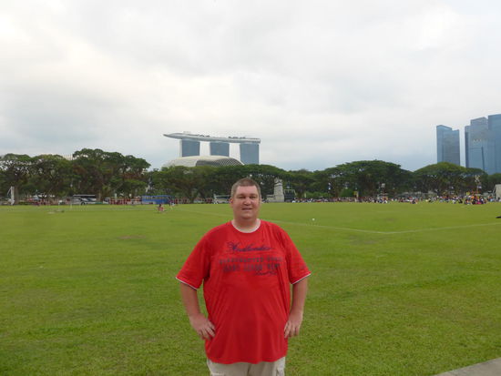 Ich rund und fast gesund mit dem Marina Bay Sands im Hintergrund