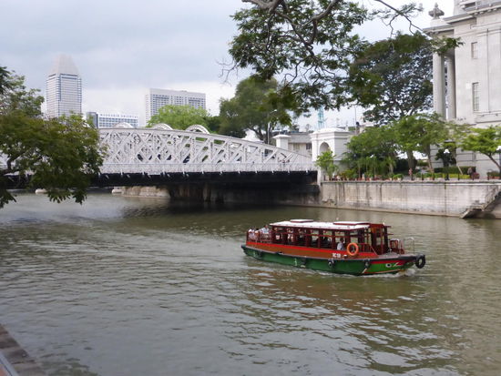 Blick auf die Anderson Brücke am Singapure River