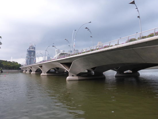 Moderne Brücke über den Singapure River