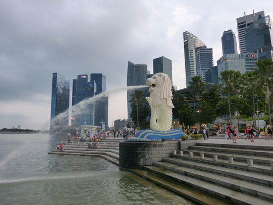 Der " Löwe " Merlion wurde 1964 als Logo für die Stadt entwickelt und ist ebenfalls ein Wahrzeichen von Singapure. Dieses Fabelwesen halb aus Löwe und halb Fisch soll auch an die Legende des Prinzen Utama erinnern.