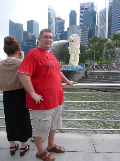 Ich unter vielen Touristen die um die besten Plätze kämpften vor dem berühmten Merlion