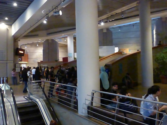 Im Esplanade Theater von Singapure das 2002 eröffnet wurde