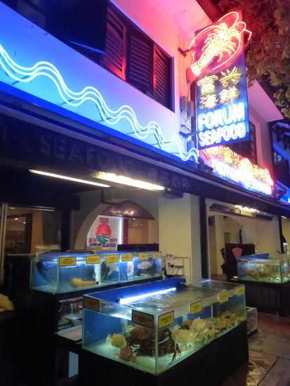 Eines von vielen Fisch Restaurants entlang des Singapure Rivers am Abend