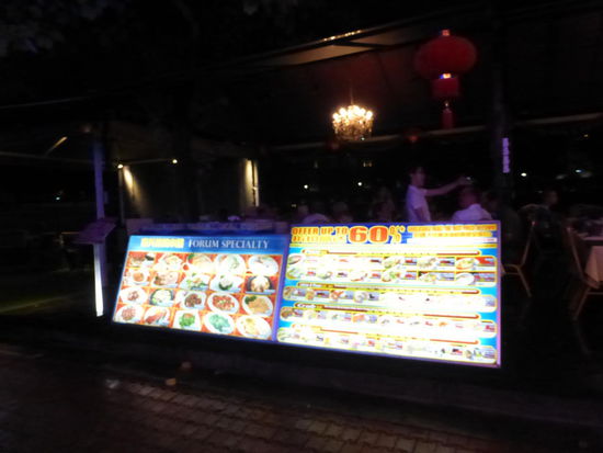 Eines von vielen Fisch Restaurants entlang des Singapure Rivers am Abend