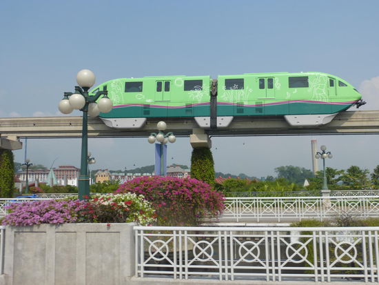 Nicht nur mit dem Bus auch mit dieser Einschienenbahn geht es auf die Insel Sentosa