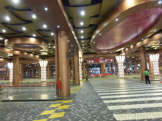 In der unterirdischen Ankunftshalle für Autos und Busse