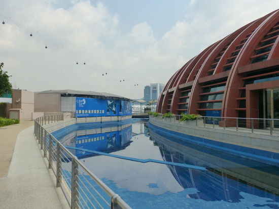 Im Hintergrund sieht man die Seilbahn mit Ihren Gondeln