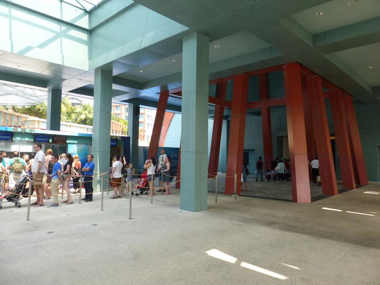 Schlange stehen an den Ticketschaltern