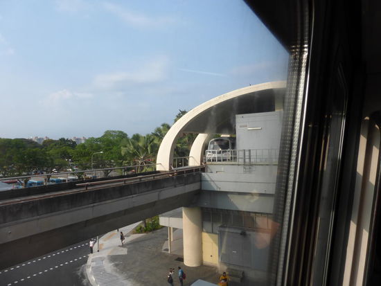 Oberirdischer U Bahnhof auf der Ost West Linie