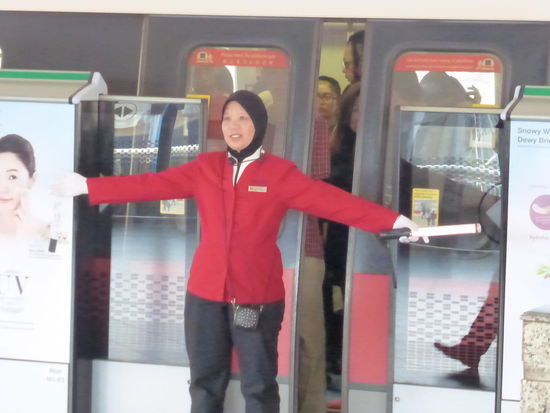 Ordnung muß sein auch oder erst recht bei der U Bahn von Singapure !! 