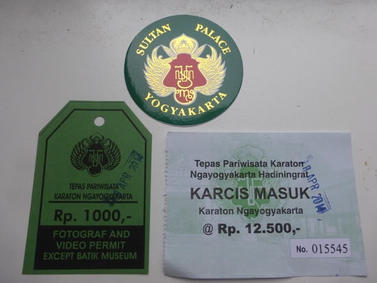 Eintritt Sultan Palast 12500 IDR    = 0,80   Euro
Foto &amp; Videogebühr   1000 IDR    =  0,065 Euro