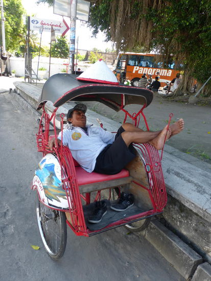 Da ist aber jemand müde .... naja Becak - fahren kann ja auch ganz schön anstrengend sein  