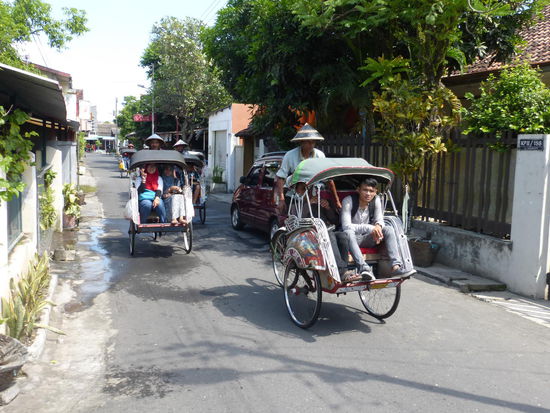 Auch hier vor dem Sultan Palast sieht man sie die dreirädrigen Becaks ( Fahrradrikschas ) wie auch sonst überall in Yogyakarta