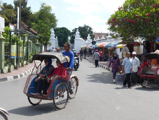 Und noch ein Becak -Fahrer mit Gästen an Bord