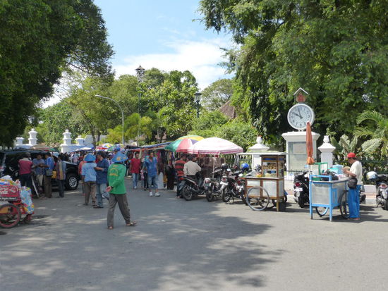Die Uhr zeigt 10 Uhr also auf geht es zum Tiket Schalter
