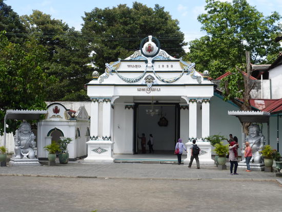 Donopratono Tor mit Dwarapala Wächterstatue links  daneben  &amp;  seit  2023  Unesco Weltkulturerbe .