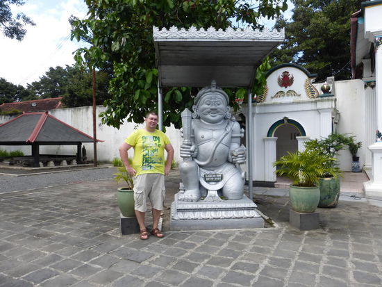 Ich am Eingang des Sultan Palastes mit dem Dwarapala Wächter