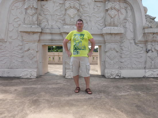 Ich auf dem Eingangstor des Taman Sari / Wasserschloß