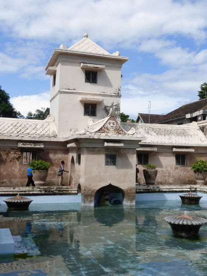 Von dem Turm aus beobachtete der Sultan die badenden Damen im Badebereich