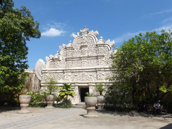 Weiter geht es durch das Taman Sari / Wasserschloß